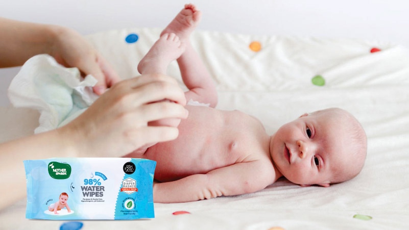 Clean-Baby’s-Bottom-with-mother-sparsh-water-wipes